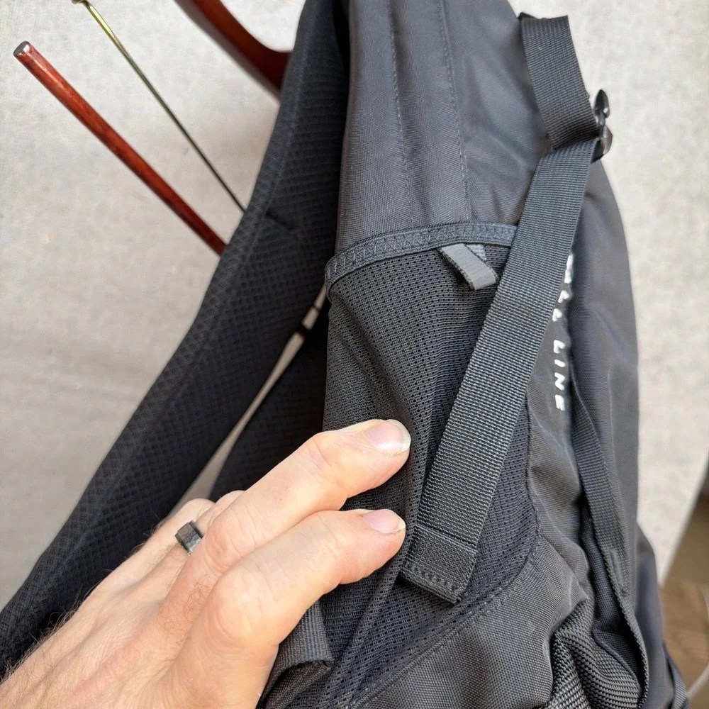 The North Face 28L Backpack Black Laptop‎ Travel School FlexVent